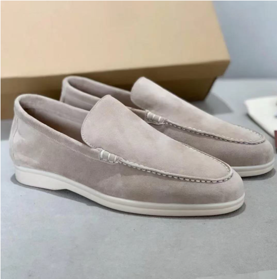 "Elegante Herren-Wildlederloafers mit weißer Sohle, weiches Material, zeitloses Slip-on-Design, ideal für Freizeitlooks."