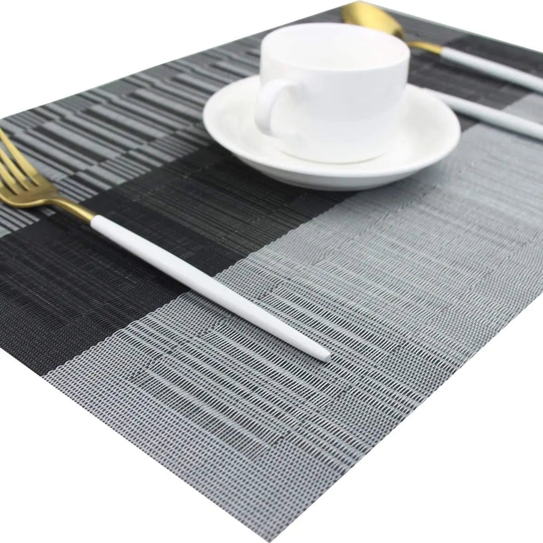 Elegante, hitzebeständige PVC-Tischsets in Streifenoptik, rutschfest, wasserfest, 30x45 cm, Braun/Silber.