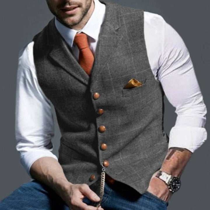 Elegante, karierte Herrenweste mit tailliertem Schnitt; zeitloses Design für formelle Anlässe und modischen Alltagslook.