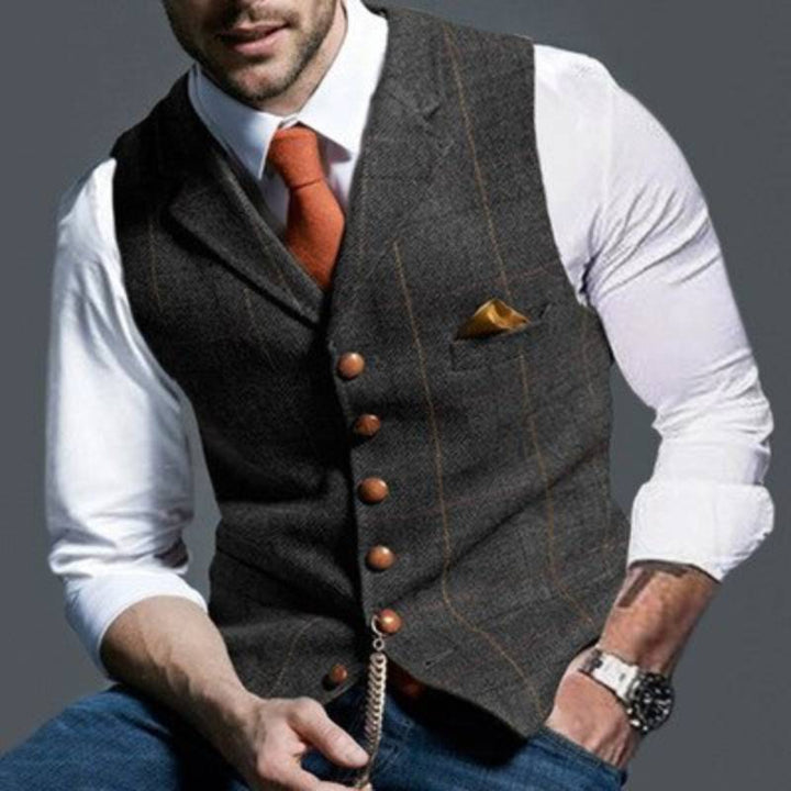 Elegante, karierte Herrenweste mit tailliertem Schnitt; zeitloses Design für formelle Anlässe und modischen Alltagslook.