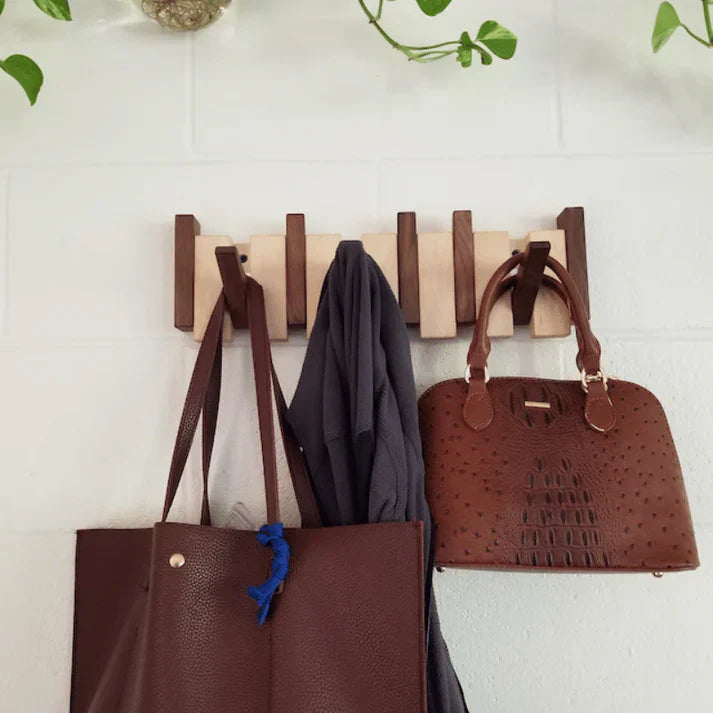 "Elegante Klavier-Wandgarderobe aus Holz mit kreativen Haken für stilvolle Aufbewahrung in deinem Zuhause"