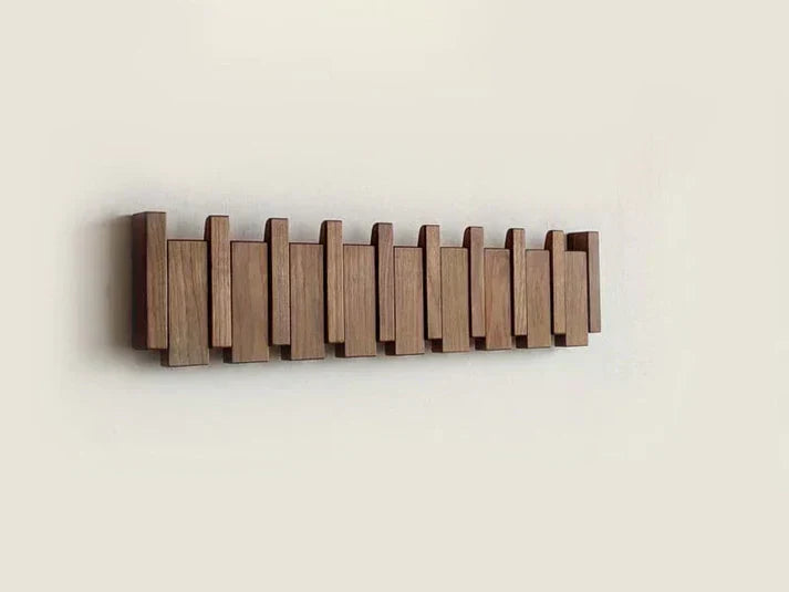 "Elegante Klavier-Wandgarderobe aus Holz mit kreativen Haken für stilvolle Aufbewahrung in deinem Zuhause"
