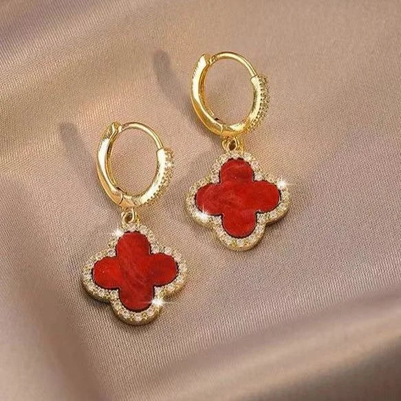 Elegante Kleeblatt Ohrstecker aus vergoldetem Silber, vierblättriges Design, leicht und komfortabel, in Rot, Grün, Schwarz.
