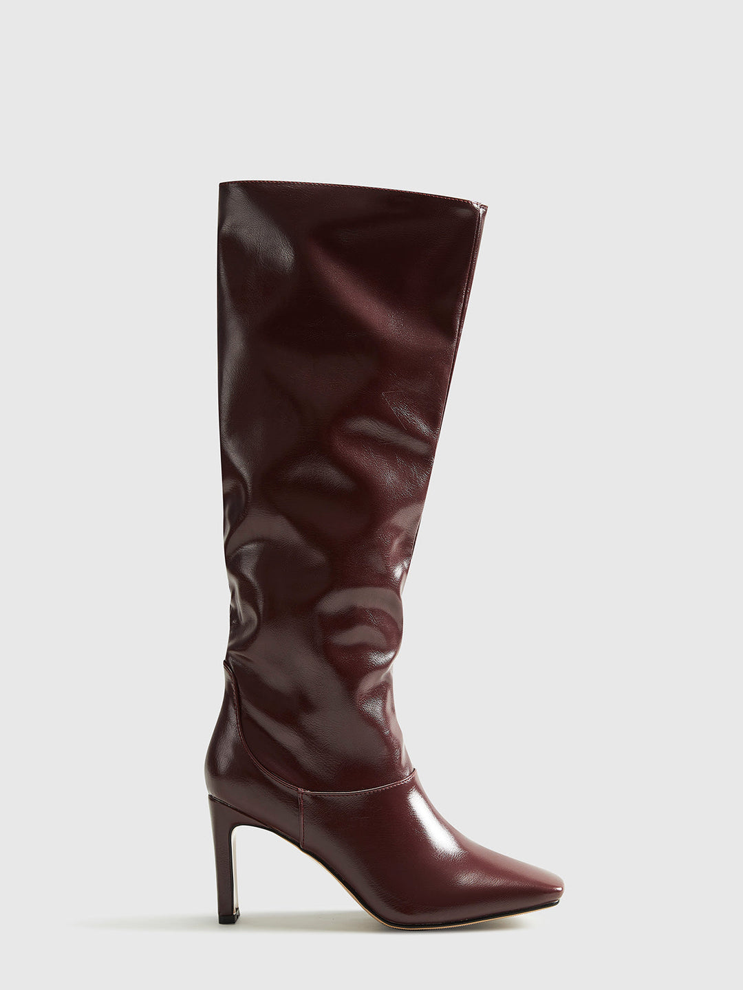 Elegante kniehohe Stiefel mit quadratischer Zehenpartie, stilvoll und komfortabel, passend zu verschiedenen Outfits.