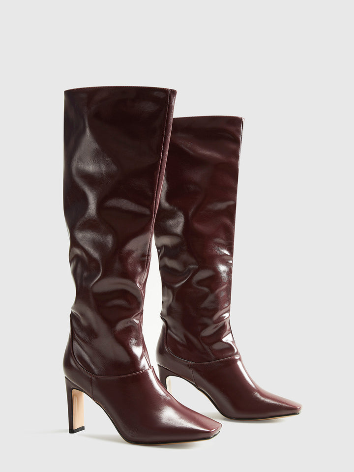 Elegante kniehohe Stiefel mit quadratischer Zehenpartie, stilvoll und komfortabel, passend zu verschiedenen Outfits.