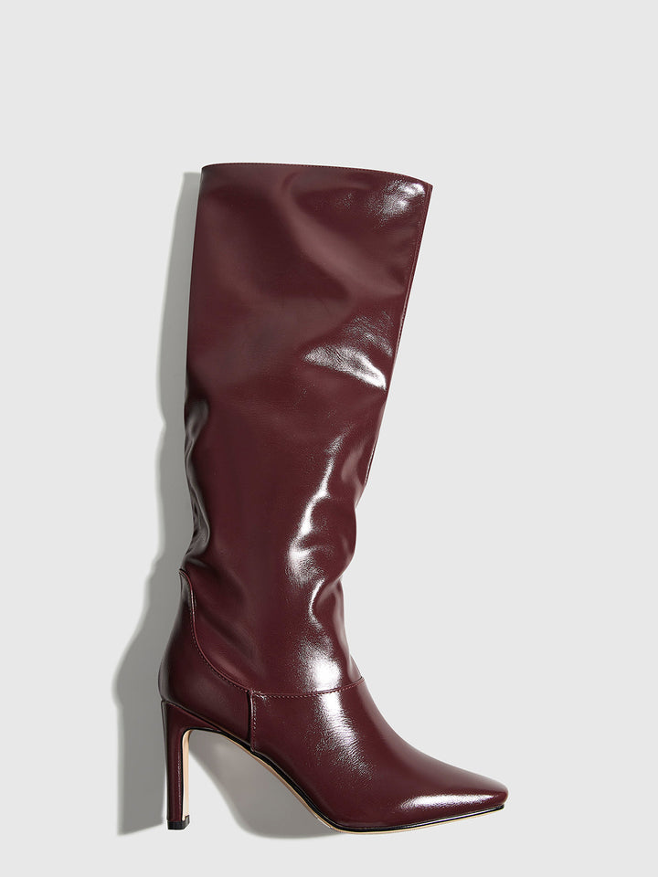 Elegante kniehohe Stiefel mit quadratischer Zehenpartie, stilvoll und komfortabel, passend zu verschiedenen Outfits.