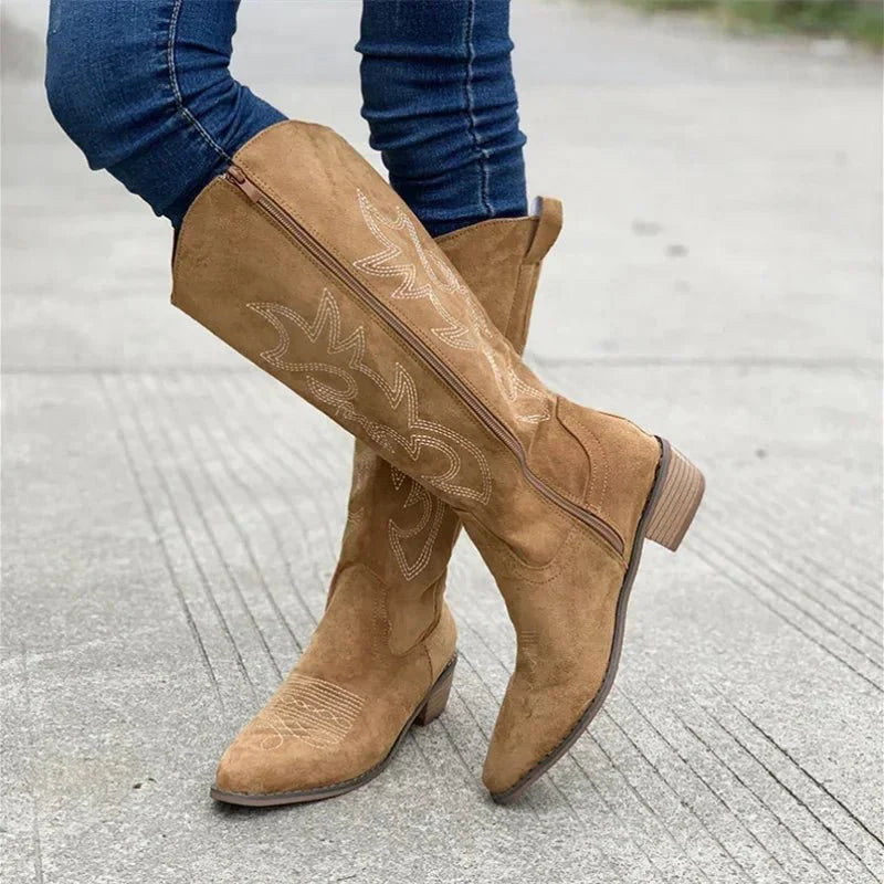 "Elegante knielange Cowboystiefel für Damen mit auffälliger Stickerei im Western-Stil, ideales modisches Statement."