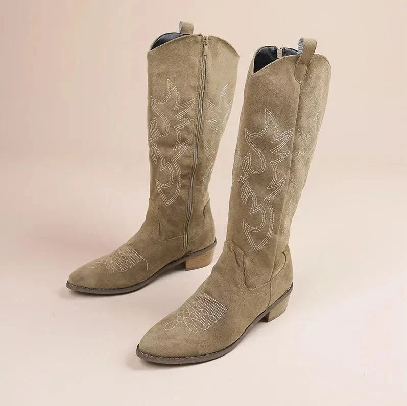 "Elegante knielange Cowboystiefel für Damen mit auffälliger Stickerei im Western-Stil, ideales modisches Statement."