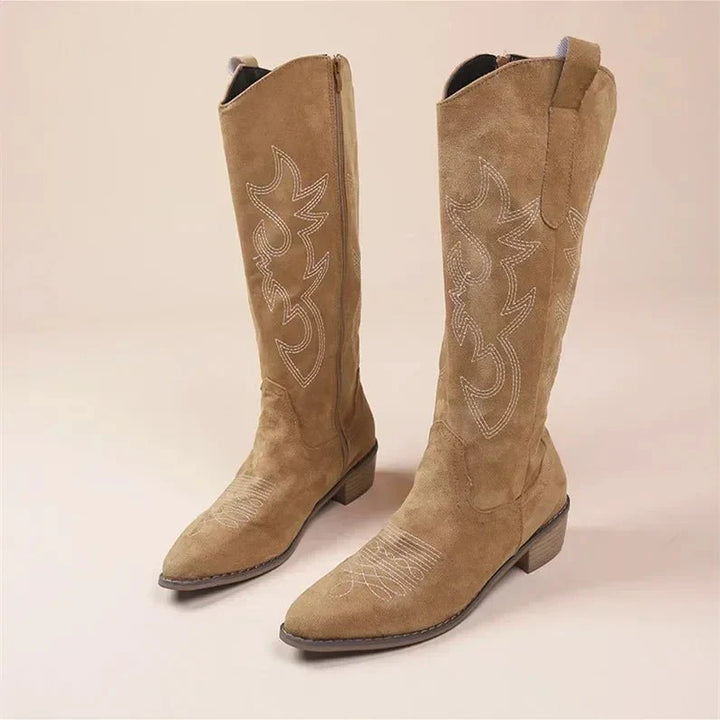 "Elegante knielange Cowboystiefel für Damen mit auffälliger Stickerei im Western-Stil, ideales modisches Statement."