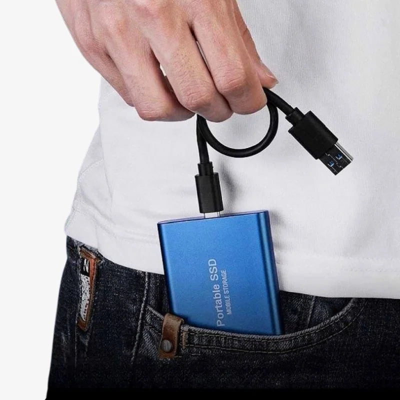 Elegante, kompakte externe SSD in Schwarz, Blau, Gold oder Rot, ideal für schnellen Datentransfer und höchste Mobilität.