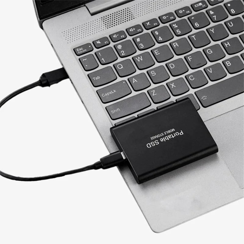 Elegante, kompakte externe SSD in Schwarz, Blau, Gold oder Rot, ideal für schnellen Datentransfer und höchste Mobilität.