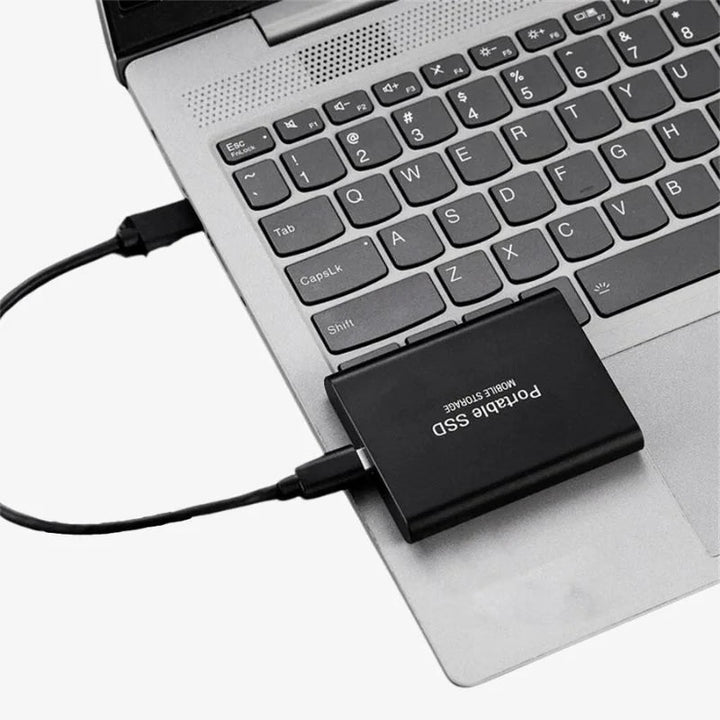 Elegante, kompakte externe SSD in Schwarz, Blau, Gold oder Rot, ideal für schnellen Datentransfer und höchste Mobilität.