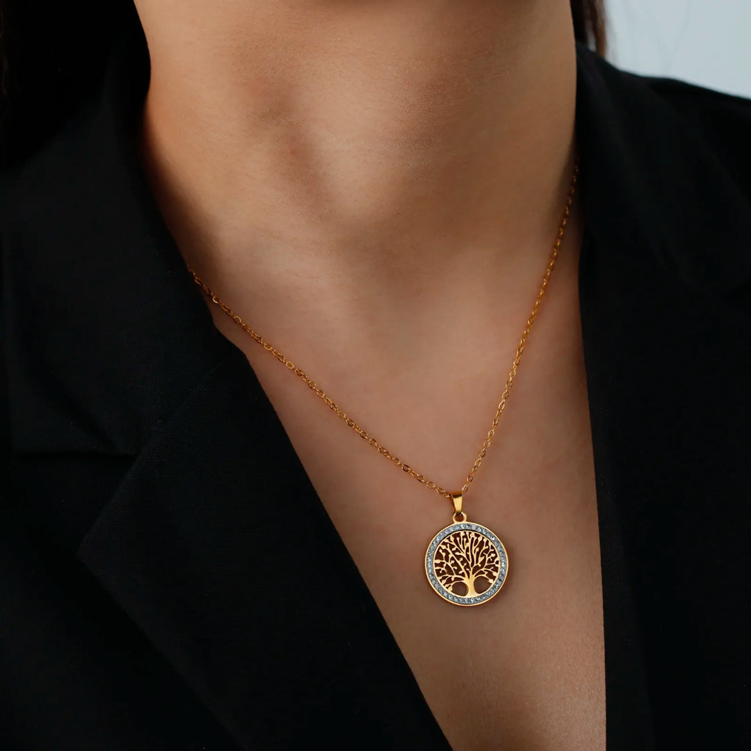 "Elegante Lebensbaum Halskette aus Edelstahl mit Zirkonia; geometrischer Anhänger in Gold- oder Silberoptik."