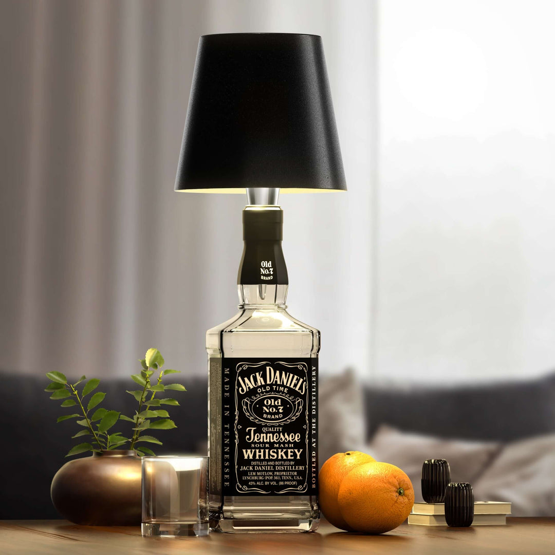 "Elegante LED-Lampe für Flaschen, kabellos, wiederaufladbar, erzeugt warmes Licht, ideal für nachhaltiges Wohndesign."