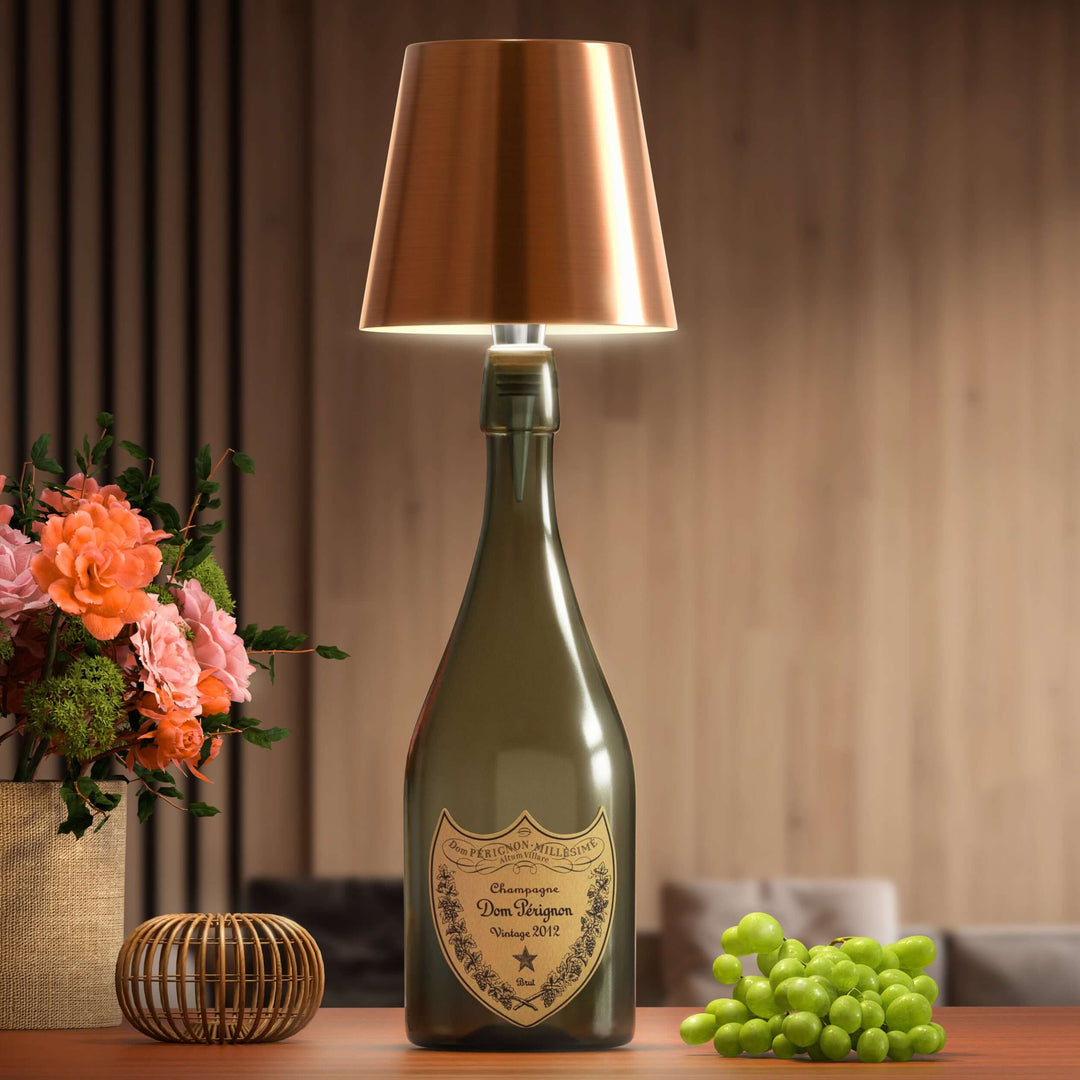 "Elegante LED-Lampe für Flaschen, kabellos, wiederaufladbar, erzeugt warmes Licht, ideal für nachhaltiges Wohndesign."