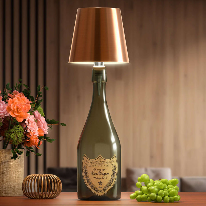 "Elegante LED-Lampe für Flaschen, kabellos, wiederaufladbar, erzeugt warmes Licht, ideal für nachhaltiges Wohndesign."