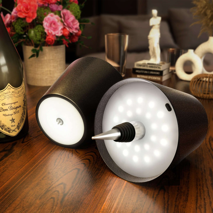 "Elegante LED-Lampe für Flaschen, kabellos, wiederaufladbar, erzeugt warmes Licht, ideal für nachhaltiges Wohndesign."