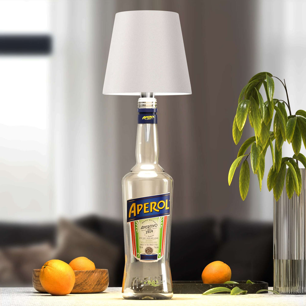 "Elegante LED-Lampe für Flaschen, kabellos, wiederaufladbar, erzeugt warmes Licht, ideal für nachhaltiges Wohndesign."