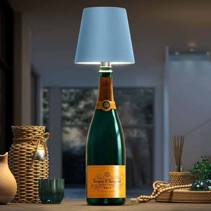 "Elegante LED-Lampe für Flaschen, kabellos, wiederaufladbar, erzeugt warmes Licht, ideal für nachhaltiges Wohndesign."