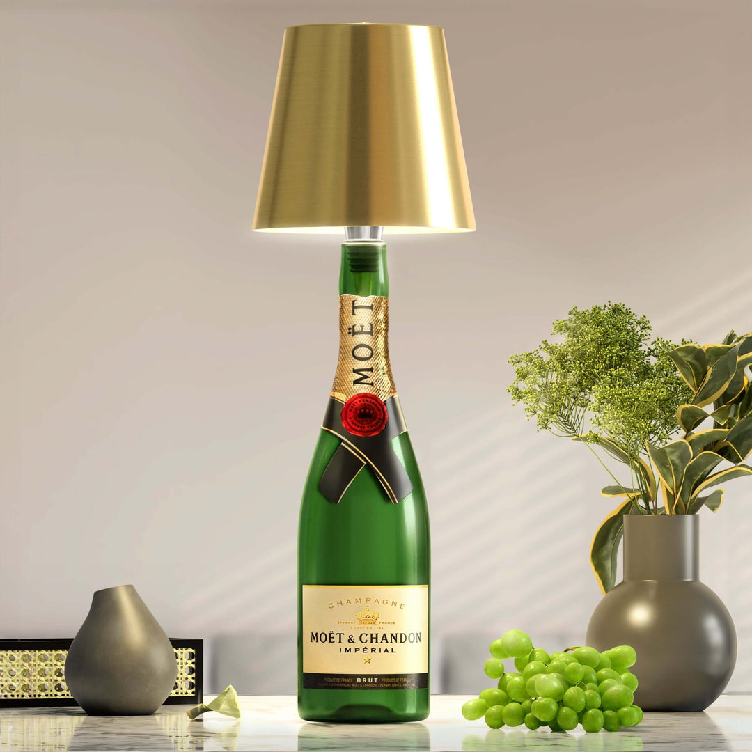 "Elegante LED-Lampe für Flaschen, kabellos, wiederaufladbar, erzeugt warmes Licht, ideal für nachhaltiges Wohndesign."