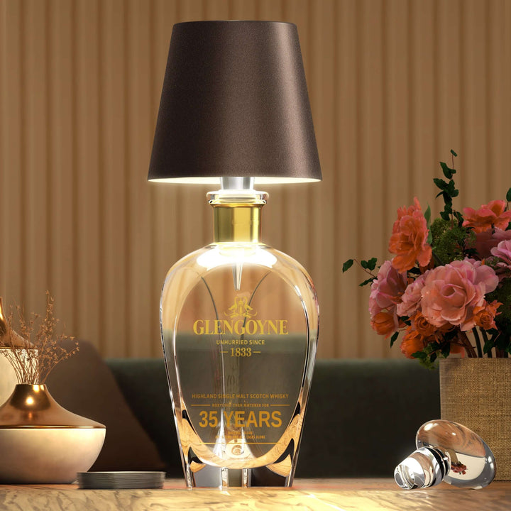 "Elegante LED-Lampe für Flaschen, kabellos, wiederaufladbar, erzeugt warmes Licht, ideal für nachhaltiges Wohndesign."