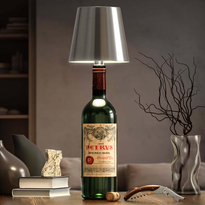 "Elegante LED-Lampe für Flaschen, kabellos, wiederaufladbar, erzeugt warmes Licht, ideal für nachhaltiges Wohndesign."