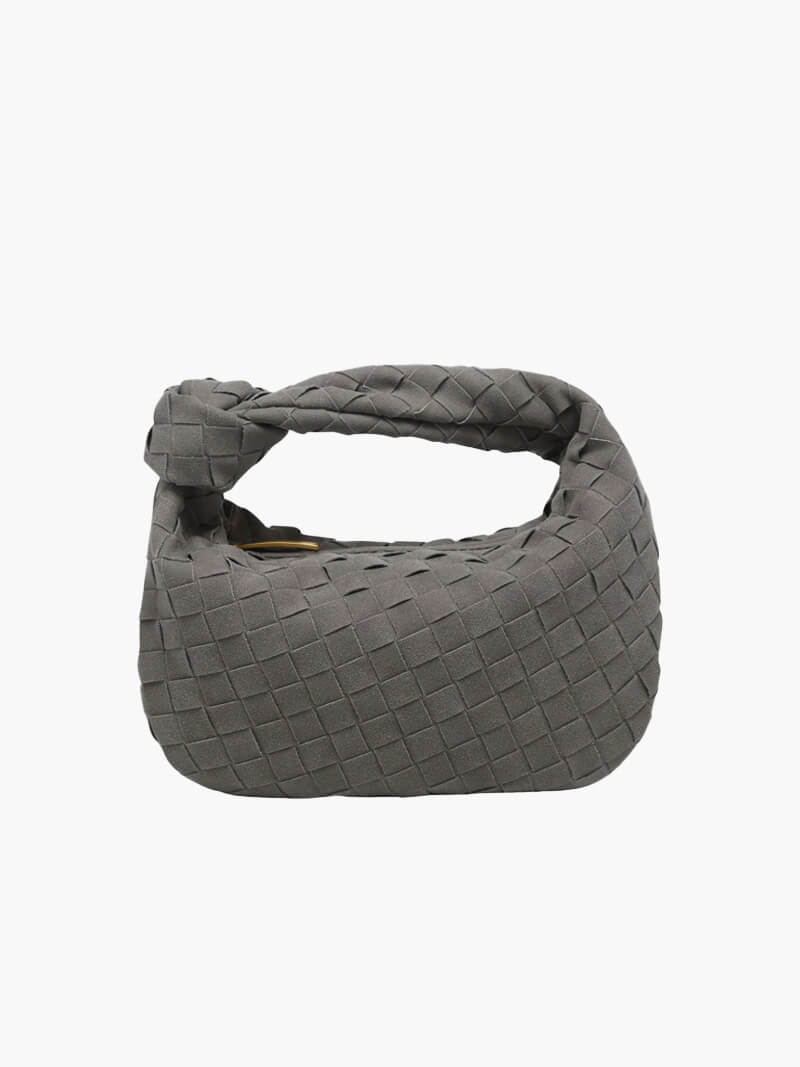 "Elegante Mini-Wildledertasche mit Woven Knot-Design und goldenen Akzenten, ideal für stilvolle Outfits."