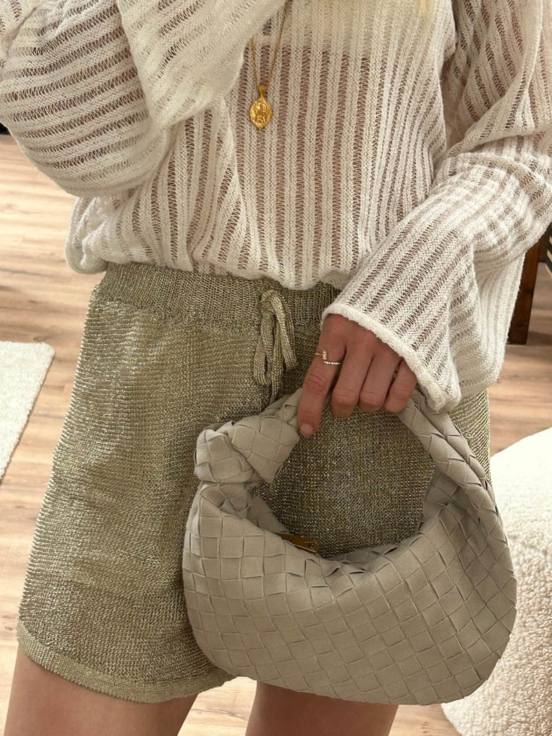 "Elegante Mini-Wildledertasche mit Woven Knot-Design und goldenen Akzenten, ideal für stilvolle Outfits."