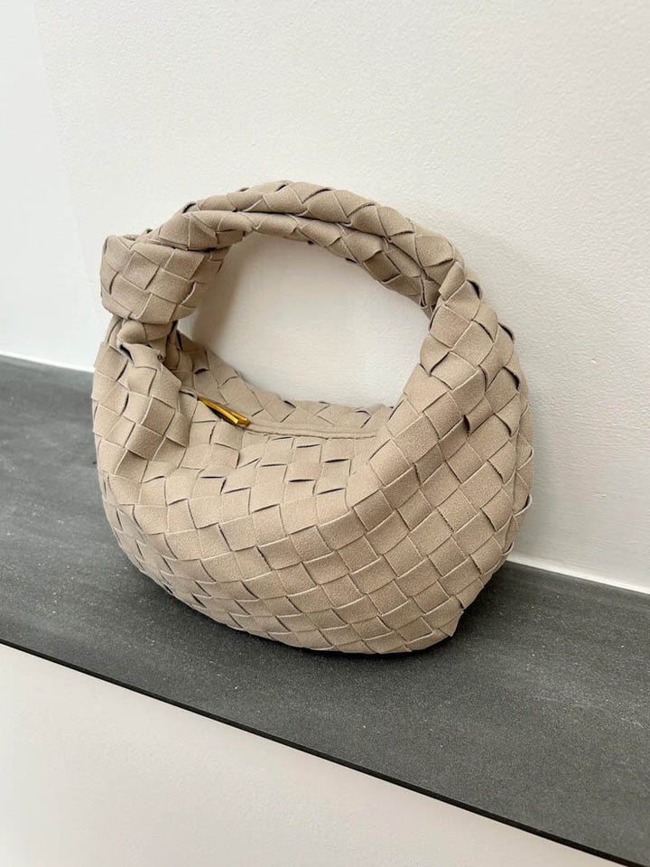 "Elegante Mini-Wildledertasche mit Woven Knot-Design und goldenen Akzenten, ideal für stilvolle Outfits."