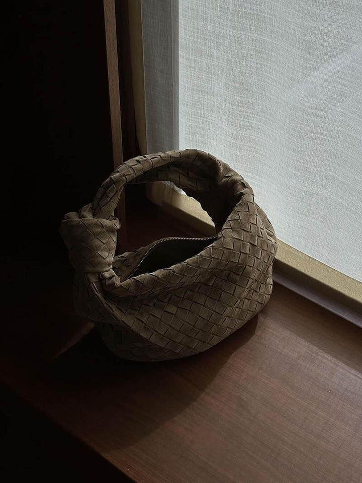 "Elegante Mini-Wildledertasche mit Woven Knot-Design und goldenen Akzenten, ideal für stilvolle Outfits."