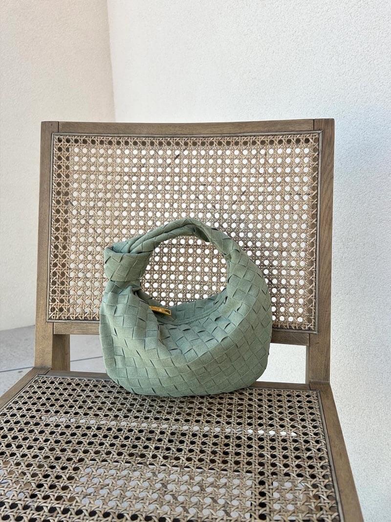 "Elegante Mini-Wildledertasche mit Woven Knot-Design und goldenen Akzenten, ideal für stilvolle Outfits."