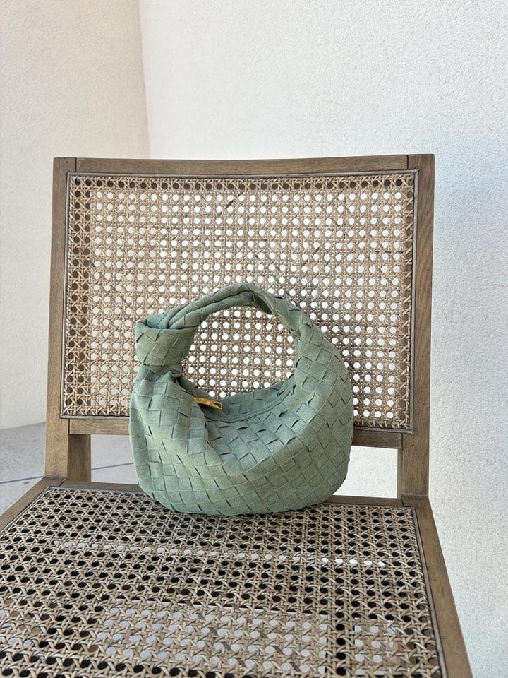 "Elegante Mini-Wildledertasche mit Woven Knot-Design und goldenen Akzenten, ideal für stilvolle Outfits."