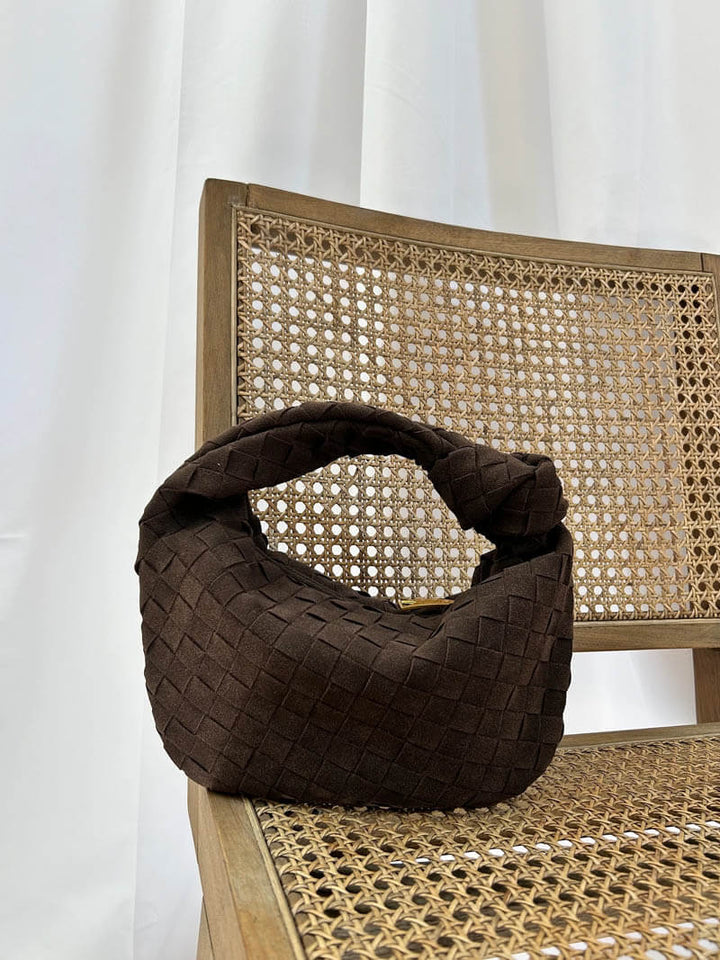 "Elegante Mini-Wildledertasche mit Woven Knot-Design und goldenen Akzenten, ideal für stilvolle Outfits."