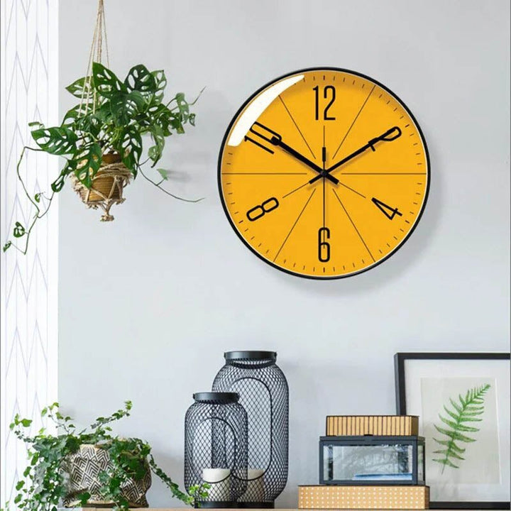 Elegante nordische Wanduhr mit klarem Schwarz-Weiß-Design, minimalistische Ziffern, robust, ideal für modernes Interieur.