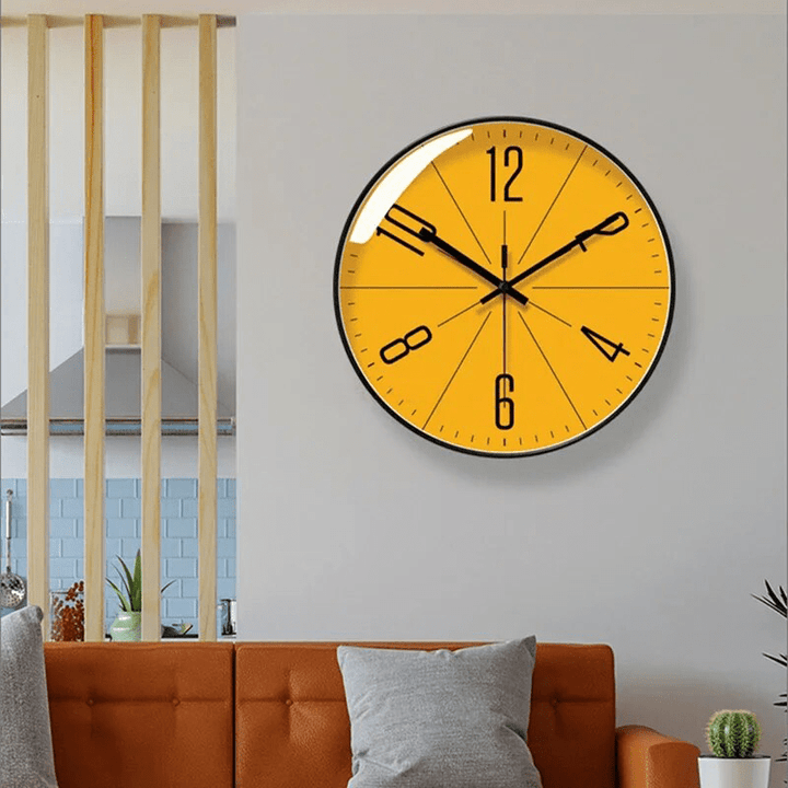 Elegante nordische Wanduhr mit klarem Schwarz-Weiß-Design, minimalistische Ziffern, robust, ideal für modernes Interieur.