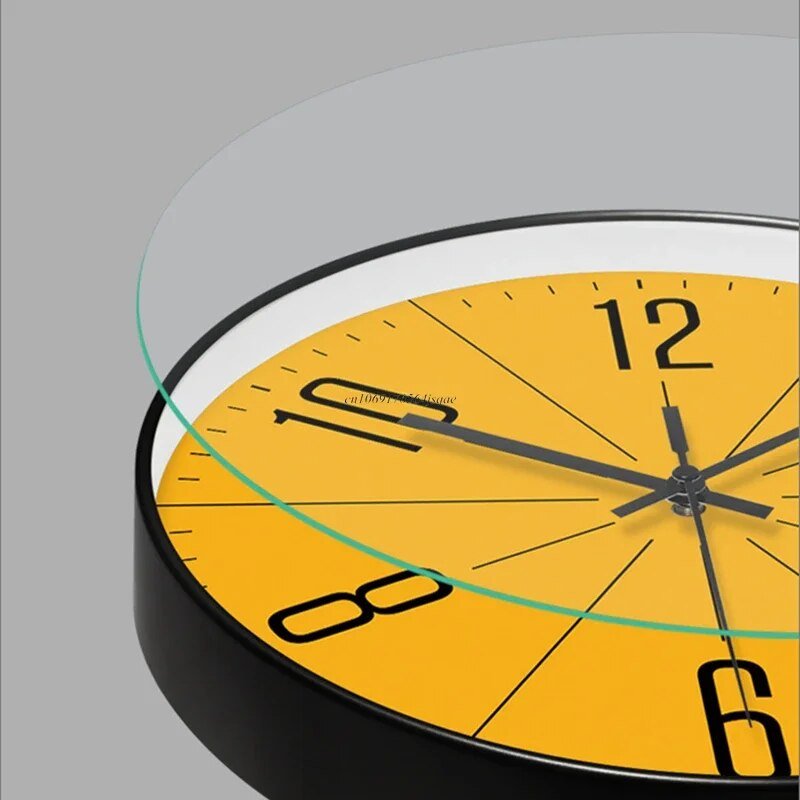 Elegante nordische Wanduhr mit klarem Schwarz-Weiß-Design, minimalistische Ziffern, robust, ideal für modernes Interieur.