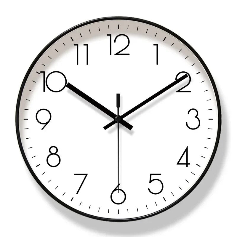 Elegante nordische Wanduhr mit klarem Schwarz-Weiß-Design, minimalistische Ziffern, robust, ideal für modernes Interieur.