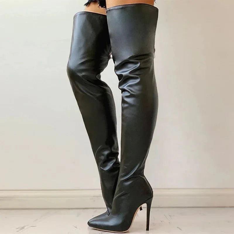 "Elegante oberschenkelhohe Stiletto-Stiefel mit glänzendem Finish und schlankem Absatz, der das Bein optisch verlängert."