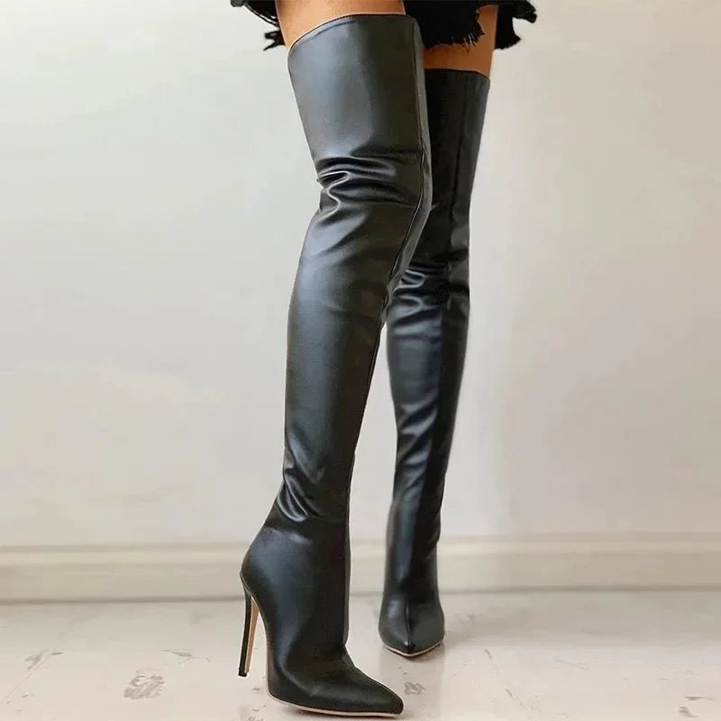 "Elegante oberschenkelhohe Stiletto-Stiefel mit glänzendem Finish und schlankem Absatz, der das Bein optisch verlängert."