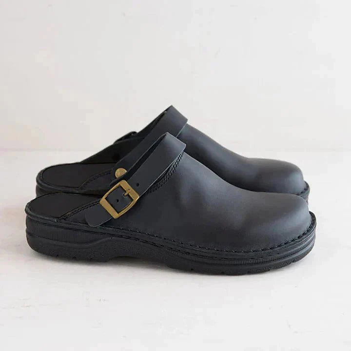 Elegante orthopädische Lederclogs für Herren, rutschfest, gepolstert, in Braun-Schwarz, für hohen Komfort und Stil.
