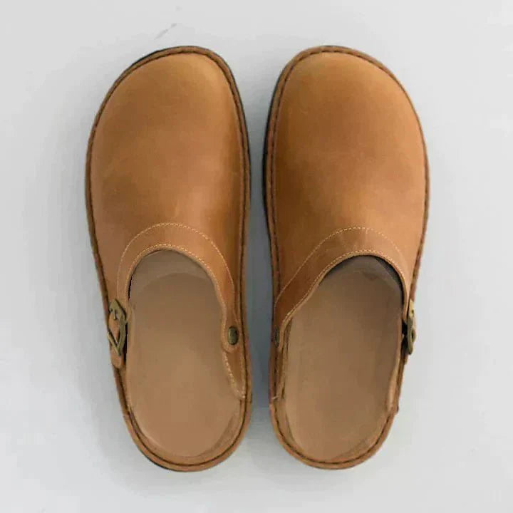 Elegante orthopädische Lederclogs für Herren, rutschfest, gepolstert, in Braun-Schwarz, für hohen Komfort und Stil.
