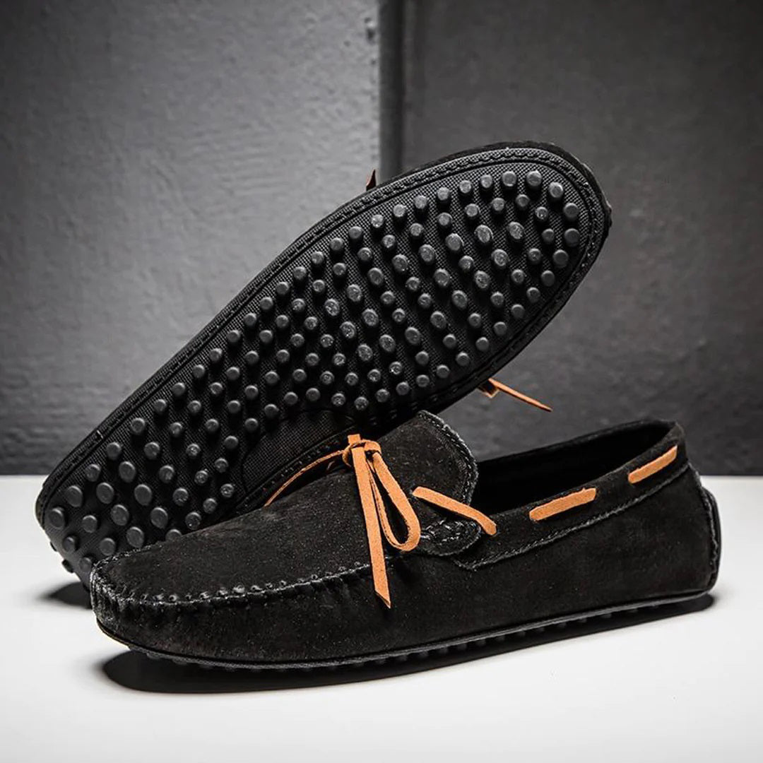 Elegante schwarze Herren Slipper mit rutschfester Sohle und atmungsaktivem Material für optimalen Komfort und Stil.