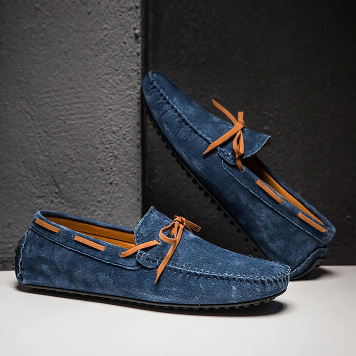 Elegante schwarze Herren Slipper mit rutschfester Sohle und atmungsaktivem Material für optimalen Komfort und Stil.