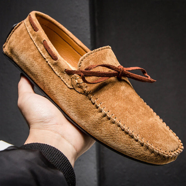 Elegante schwarze Herren Slipper mit rutschfester Sohle und atmungsaktivem Material für optimalen Komfort und Stil.