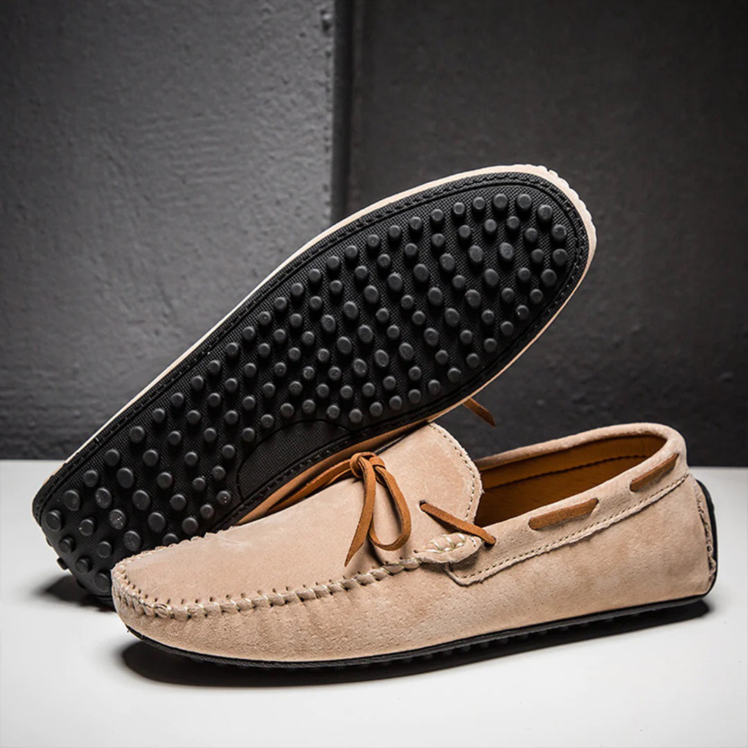 Elegante schwarze Herren Slipper mit rutschfester Sohle und atmungsaktivem Material für optimalen Komfort und Stil.
