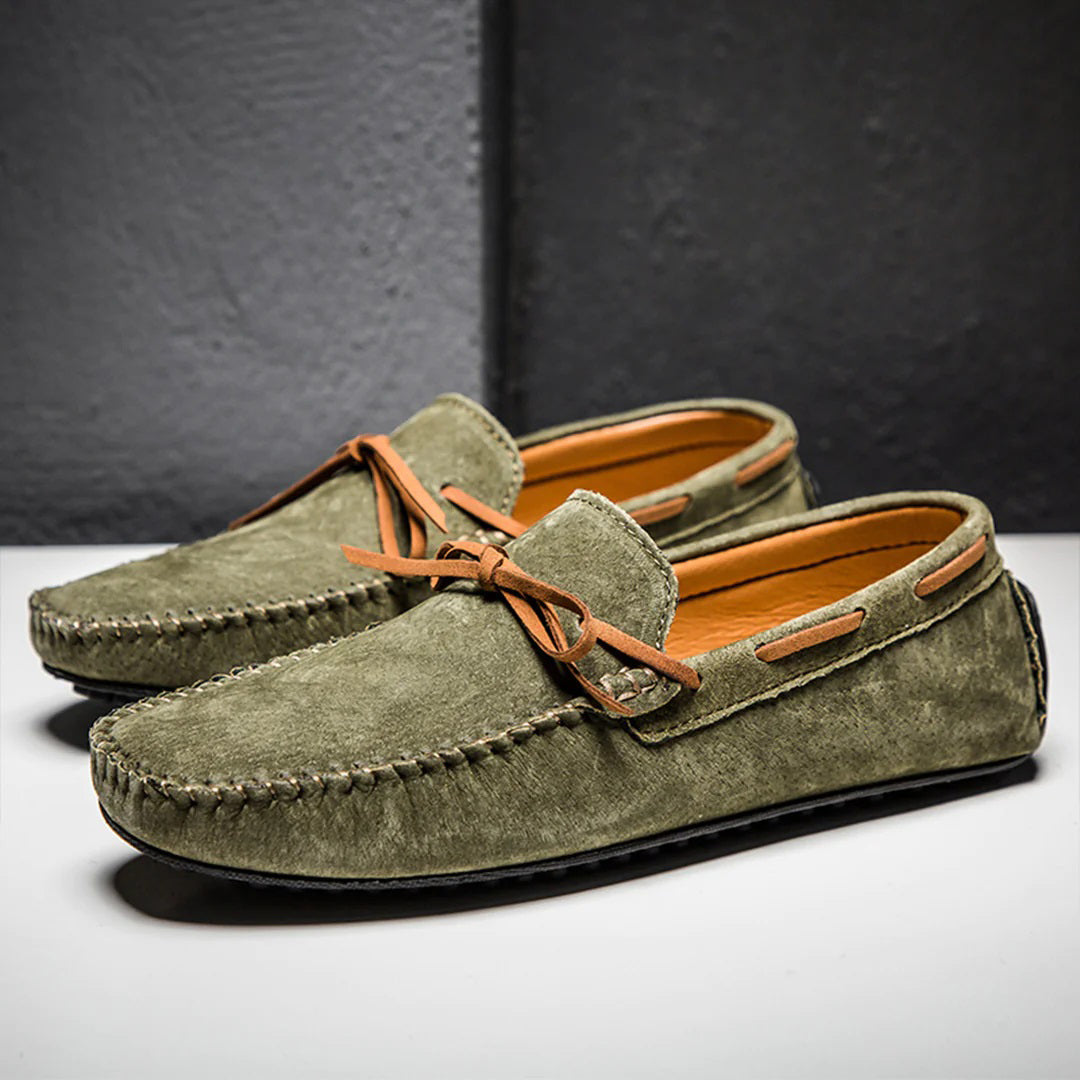 Elegante schwarze Herren Slipper mit rutschfester Sohle und atmungsaktivem Material für optimalen Komfort und Stil.