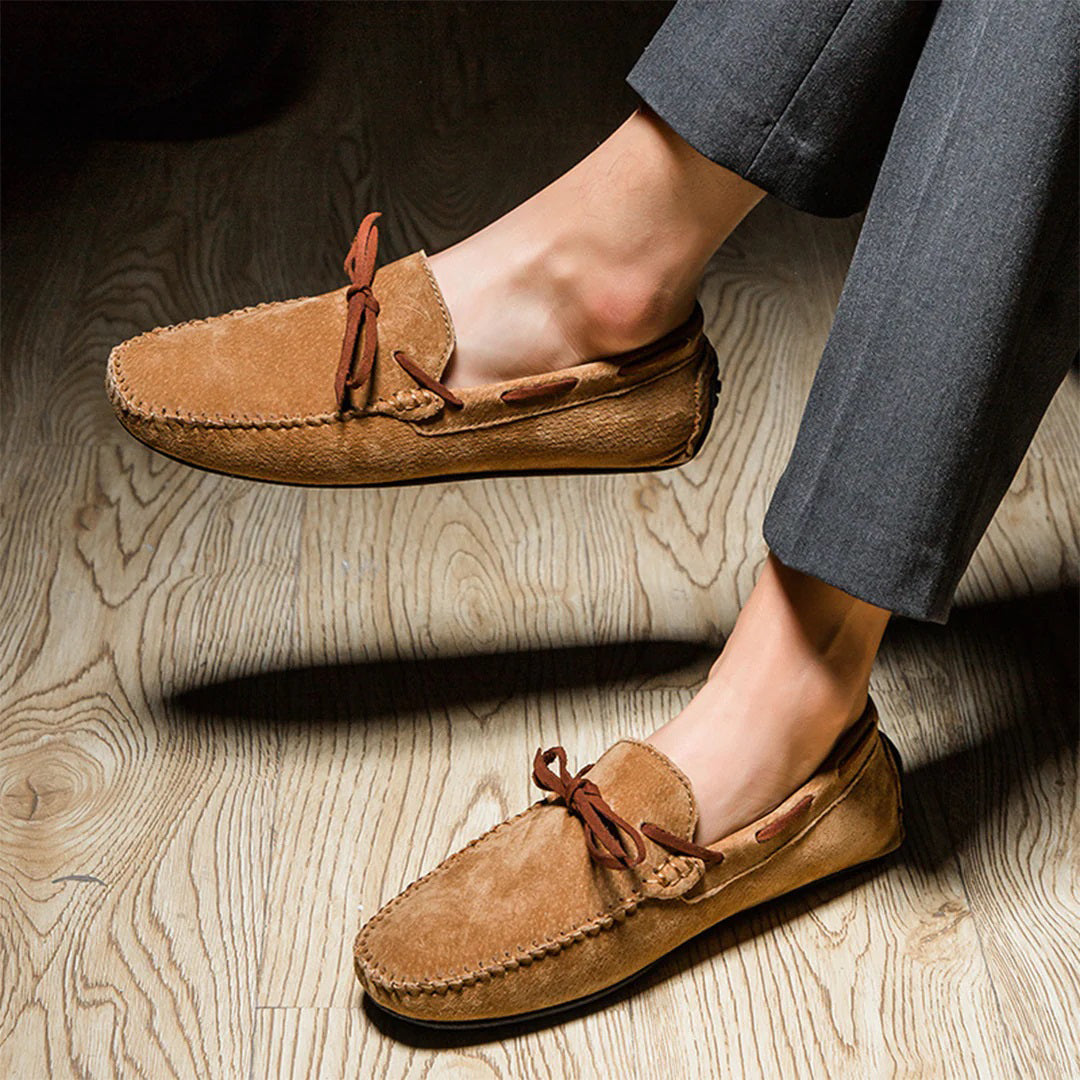 Elegante schwarze Herren Slipper mit rutschfester Sohle und atmungsaktivem Material für optimalen Komfort und Stil.