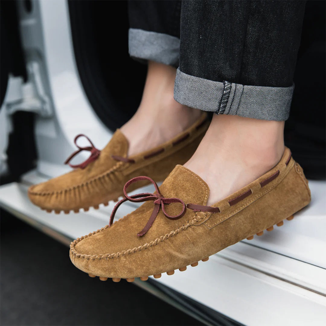Elegante schwarze Herren Slipper mit rutschfester Sohle und atmungsaktivem Material für optimalen Komfort und Stil.