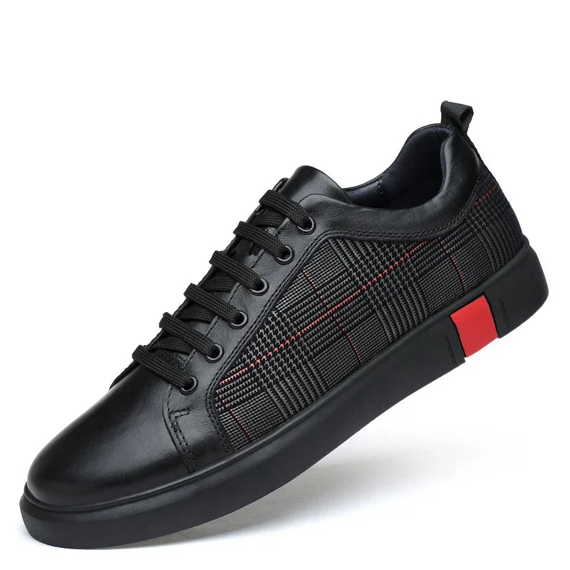 "Elegante schwarze Herren Sneaker aus Leder, mit flexibler Gummisohle, ideal für Alltag und formelle Anlässe."