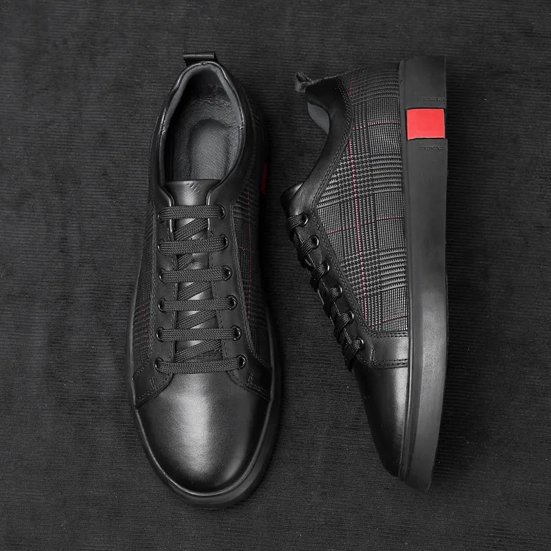 "Elegante schwarze Herren Sneaker aus Leder, mit flexibler Gummisohle, ideal für Alltag und formelle Anlässe."